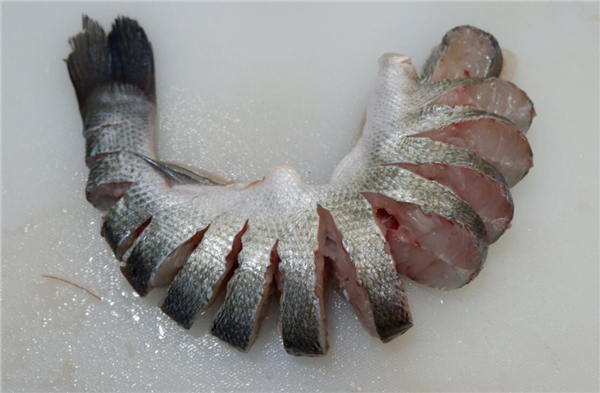 孔雀開屏鱸魚的做法，簡單也能做出藝術品菜肴