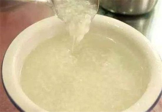 稀飯放堿好嗎，稀飯?jiān)趺粗蠛贸? src="http://www.biojgqqq.cn/uploads/allimg/190703/1-1ZF3102258.jpg" /></p>
<p>
	　　稀飯放不放堿，每個(gè)人的答案都不一樣。稀飯放堿放多了會(huì)影響口感，也會(huì)導(dǎo)致胃酸增加，對(duì)胃部功能也會(huì)存在影響。稀飯不放堿有養(yǎng)胃的功效，無添加物煮熟的稀飯，味道好，吃起來很清淡，它的維生維B1成分也會(huì)高出許多，稀飯放堿后，會(huì)導(dǎo)致維生素B1在堿性溶液中被破壞掉。</p>
<p >
	<img alt=