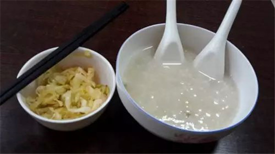 稀飯放堿好嗎，稀飯?jiān)趺粗蠛贸? src="http://www.biojgqqq.cn/uploads/allimg/190703/1-1ZF3102259.jpg" /></p>
<p>
	　　稀飯好不好吃和米有很大的關(guān)系，珍珠大米就非常適合煮稀飯，煮出來的稀飯味道香濃，濃稠度恰到好處。煮稀飯水量一定要控制好，水不要放太少，太少的水煮出來的像干飯，沒有一點(diǎn)湯汁，也很不好吃，而且放至下餐時(shí)，更難吃。</p>
<p >
	<img alt=